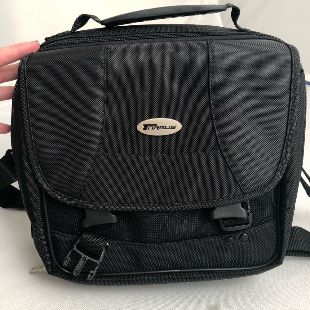 Targus Road Warrior black messenger style travel bag